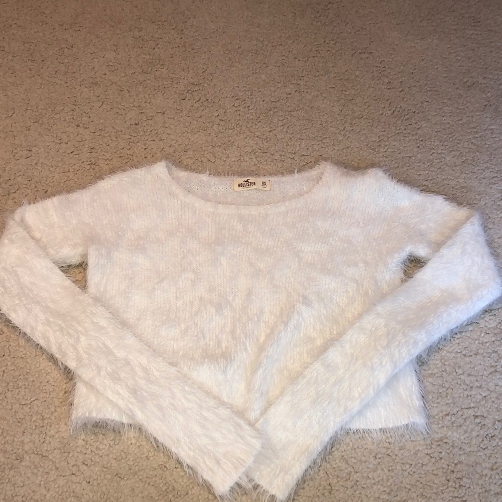 FUZZY WHITE CROPPED SWEATER